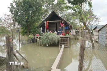 Buôn Nu, xã Uar (tỉnh Gia Lai) vẫn ngập sâu trong nước sau bão số 13. (Ảnh: Hoài Nam/TTXVN)