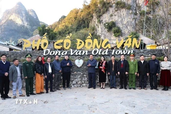 Các đại biểu tham dự lễ ra mắt hệ thống "Số hóa check-in và tích điểm" của Hội Du lịch xã Đồng Văn. (Ảnh: TTXVN phát)