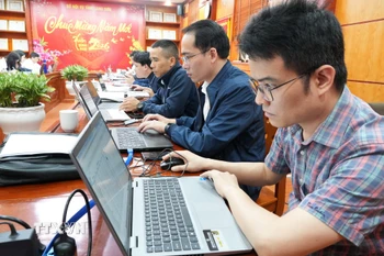 Các cán bộ đều cập nhật số liệu cử tri đi bầu cử trên hệ thống phần mềm thống nhất của tỉnh. (Ảnh: Tiến Vĩnh/TTXVN)