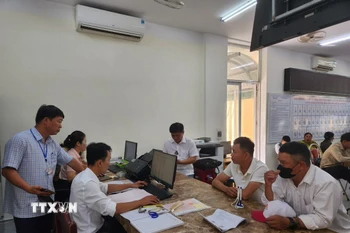 Dù gặp nhiều khó khăn trong quá trình vận hành mô hình chính quyền mới, Trung tâm Hành chính công phường Phong Điền vẫn giải quyết, trả kết quả hồ sơ thủ tục đúng thời hạn cho người dân. (Ảnh: Mai Trang/TTXVN)