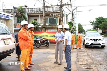 Công ty Điện lực Đắk Nông khảo sát hiện trạng lưới điện để thực hiện thay thế công tơ. (Ảnh: Tâm An/TTXVN)