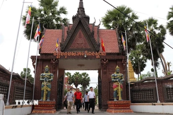 Khách tham quan chùa chùa Botumsakor (chùa Chợ, thị trấn Cầu Kè), nơi trồng cây dừa sáp đầu tiên ở Việt Nam. (Ảnh: Thanh Hòa/TTXVN)