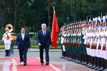 Thủ tướng Phạm Minh Chính chủ trì Lễ đón Thủ tướng Kyrgyzstan Adylbek Kasymaliev thăm chính thức Việt Nam. (Ảnh: Dương Giang /TTXVN)