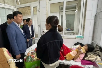 Lãnh đạo Đảng ủy, Ủy ban Nhân dân xã, Công an xã Nam An Phụ và đại diện trường THCS Thăng Long thăm hỏi, động viên em P.T.T.P sau sự việc. (Ảnh: TTXVN phát)