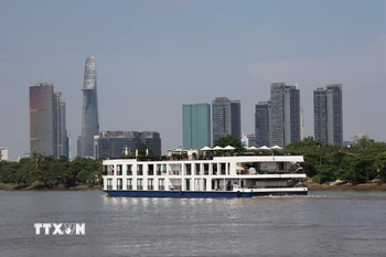 Tàu du lịch hạng sang chở khách tham quan Thành phố Hồ Chí Minh trên sông Sài Gòn. (Ảnh: Hồng Đạt/TTXVN)