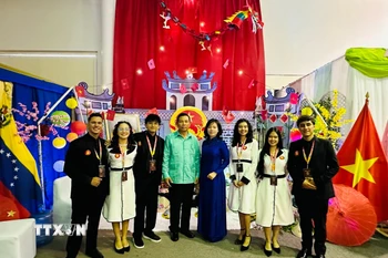 Đại sứ Vũ Trung Mỹ chụp ảnh cùng nhóm sinh viên Venezuela xây dựng Không gian “Việt Nam - Đất nước, Con người”. (Ảnh: TTXVN phát)