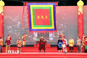 Tái hiện màn tế cờ của thủ lĩnh Hoàng Hoa Thám và nghĩa quân Yên Thế năm xưa. (Ảnh: Đồng Thúy/TTXVN)