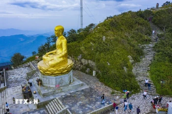 Tượng Phật Hoàng Trần Nhân Tông được đúc bằng đồng nguyên khối, cao 15m, nặng 138 tấn, tọa lạc trên đỉnh An Kỳ Sinh (Yên Tử, Quảng Ninh) có độ cao 900m so với mặt nước biển. (Ảnh: Minh Đức/TTXVN)