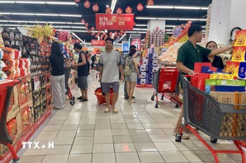 Siêu thị Thành phố Hồ Chí Minh nhộn nhịp người dân đến mua sắm. (Ảnh: Hương Giang/TTXVN)