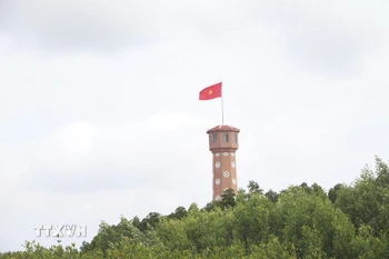 Cột cờ thiêng liêng ở cực Nam Tổ quốc tại xã Đất Mũi. (Ảnh: Tuấn Phi/TTXVN)