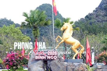 Linh vật năm Bính Ngọ 2026 được đặt ở nơi trang trọng tại Trung tâm Du lịch Phong Nha-Kẻ Bàng. (Ảnh: Tá Chuyên/TTXVN)