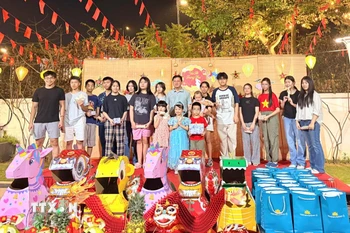 Đại sứ Nguyễn Thanh Hải chụp ảnh lưu niệm với các em nhỏ Việt Nam tại Ấn Độ. (Ảnh: Nguyễn Thúy/TTXVN)