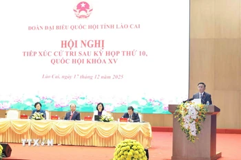 Đồng chí Trần Cẩm Tú, Ủy viên Bộ Chính trị, Thường trực Ban Bí thư phát biểu tại Hội nghị tiếp xúc cử tri tỉnh Lào Cai. (Ảnh: Phương Hoa/ TTXVN)