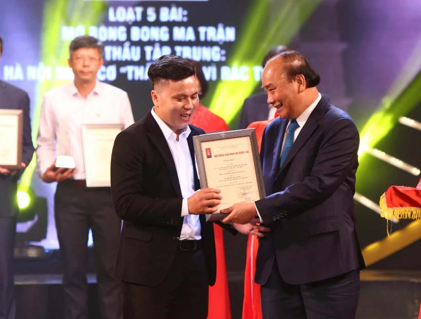Thủ tướng Nguyễn Xuân Phúc trao Giải A cho đại diện nhóm tác giả Báo Điện tử VietnamPlus. (Ảnh: Nguyên An/Vietnam+)