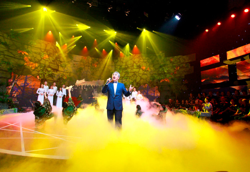 Nghệ sỹ nhân dân Quang Thọ thể hiện những bài ca đi cùng năm tháng trên sân khấu Giai điệu tự hào. (Ảnh: BTC)