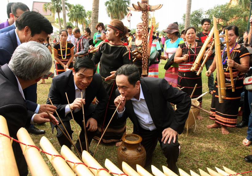Chủ tịch Ủy ban Trung ương Mặt trận Tổ quốc Việt Nam Trần Thanh Mẫn tham gia uống rượu truyền thống cùng đồng bào dân tộc tại buổi khai mạc uần Đại đoàn kết các dân tộc-Di sản văn hóa Việt Nam 2018. (Ảnh: Nguyễn Dân/TTXVN)