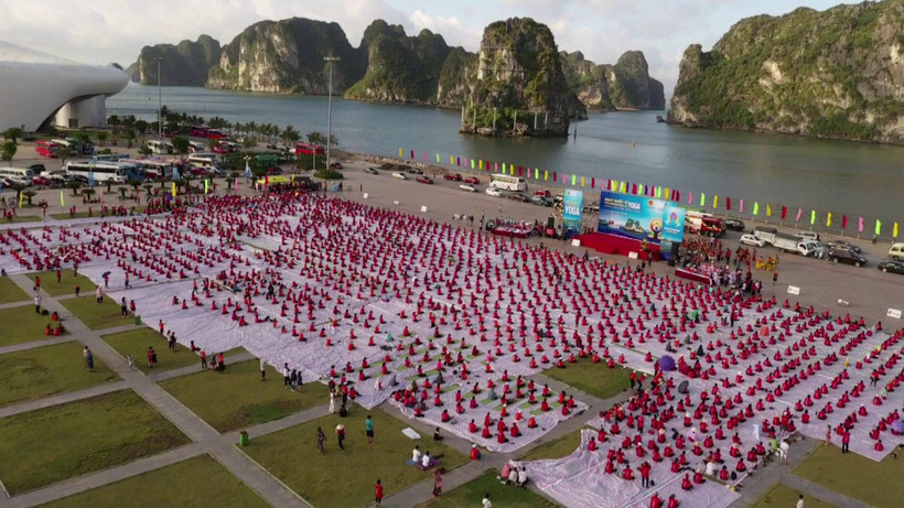 Hàng nghìn người tập Yoga tại Vịnh Hạ Long nhân Ngày Quốc tế Yoga năm 2020. (Ảnh: Đại sứ quán Ấn Độ)