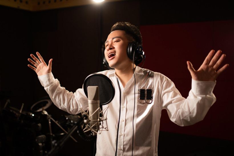 Đây là lần đầu tiên Tùng Dương thử sức ở một ca khúc theo thể loại RnB. (Ảnh: NVCC)