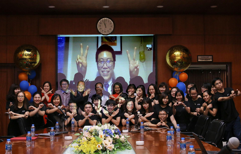 Sinh viên Phan Lê Thanh Chương, đang sinh sống và làm việc tại Mỹ, chụp ảnh cùng sinh viên, cán bộ Đại học Trực tuyến FUNiX trong Lễ Trao bằng tốt nghiệp của mình. (Ảnh: PV/Vietnam+)