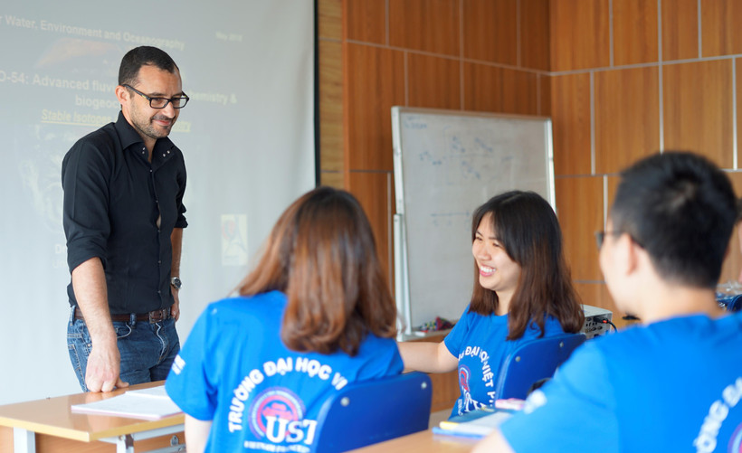 Giờ học của giảng viên và sinh viên Đại học Việt Pháp. (Ảnh: PV/Vietnam+)