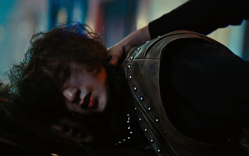 Hình ảnh gây tranh cãi của Sơn Tùng M-TP trong clip. (Ảnh chụp màn hình)