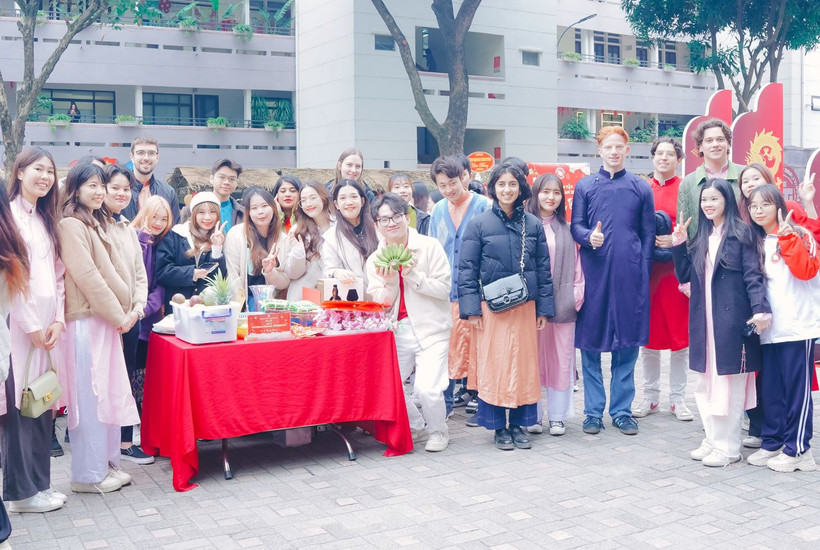 Các sinh viên quốc tế tham gia thi bày mâm ngũ quả, hào hứng trải nghiệm không khí Tết Việt. (Ảnh: PV/Vietnam+)