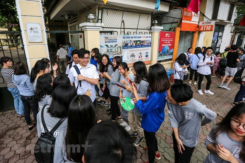 Thí sinh Hà Nội vui vẻ rời trường thi vào lớp 10 năm học 2019-2020. (Ảnh: PV/Vietnam+)