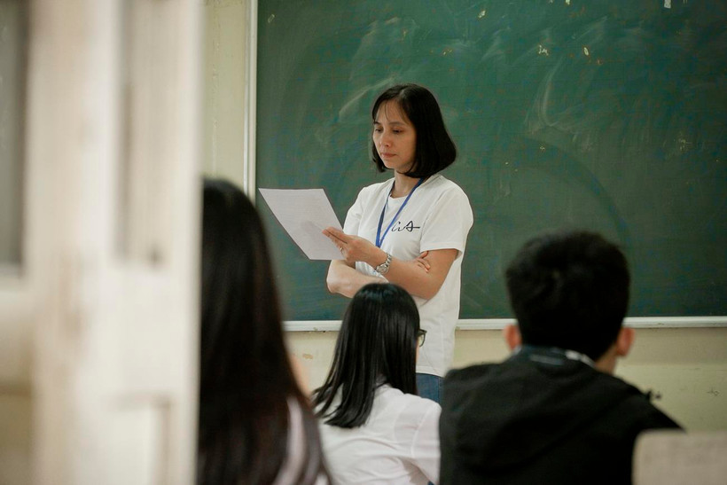 Thí sinh nghe phổ biến quy chế thi. (Ảnh: Minh Hiếu/Vietnam+)