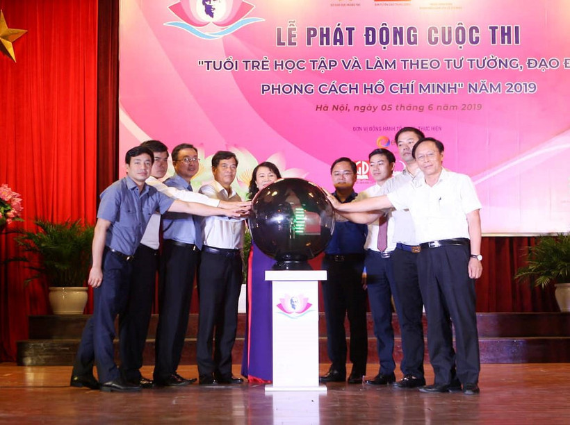 Các thành viên ban tổ chức bấm nút khởi động cuộc thi. (Ảnh: Thanh Tùng/Vietnam+)