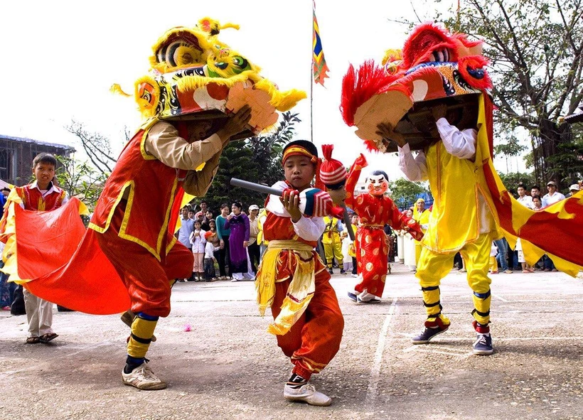Tiết mục múa sư tử truyền thống trong đám rước đêm Rằm sẽ được tái hiện trong chương trình nghệ thuật 'Trung thu cho em.' (Ảnh: Bộ VHTTDL)