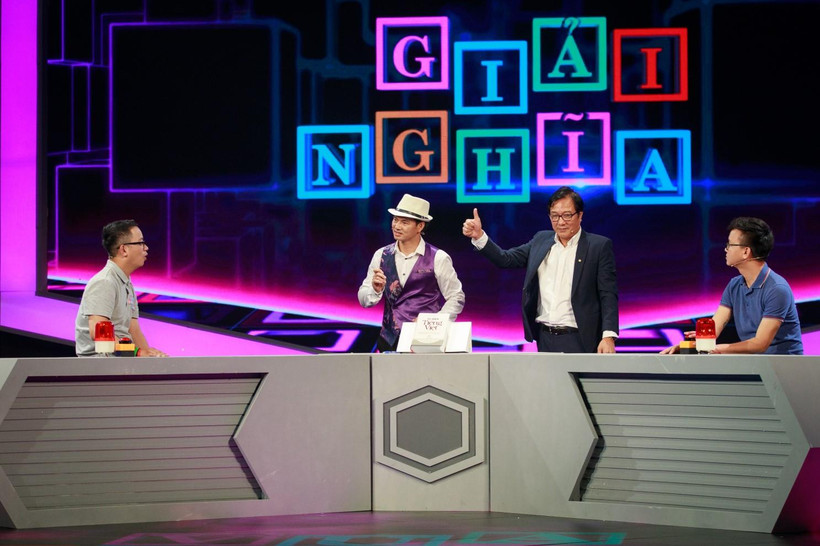 Nghệ sỹ nhân dân Trọng Trinh thể hiện vốn ngôn ngữ của mình trong chương trình Vua Tiếng Việt. (Ảnh: VTV)