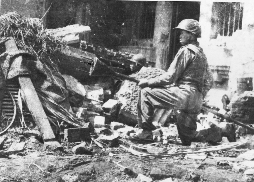 Chiến sỹ ôm bom ba càng trong mặt trận Hà Nội. (Ảnh: Viện Thông tin Khoa học Xã hội Việt Nam)