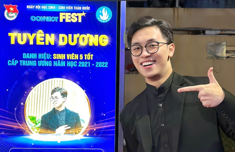 Nguyễn Tuấn Thành và niềm vui khi nhận danh hiệu "Sinh viên 5 tốt" cấp Trung ương. (Ảnh: NVCC)
