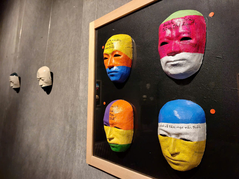 Cụm tác phẩm của họa sỹ Lê Thiết Cương. (Ảnh: Minh Thu/Vietnam+)