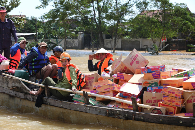 Với truyền thống tương thân tương ái, người dân ở khắp cả nước đang hướng về đồng bào bị lũ lụt ở miền Bắc. (Ảnh minh họa: Thành Đạt/TTXVN)