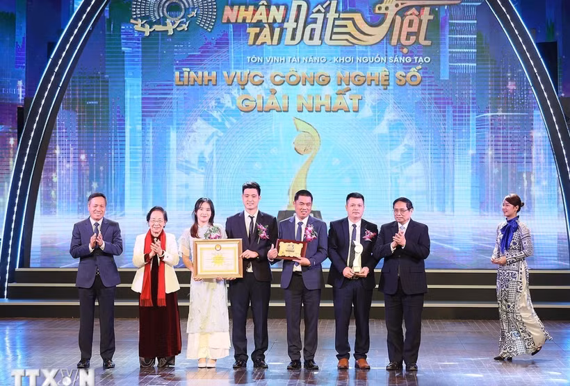 Thủ tướng Phạm Minh Chính và Giáo sư Nguyễn Thị Doan - Chủ tịch Hội Khuyến học Việt Nam trao giải nhất lĩnh vực Công nghệ Số năm 2023 cho nhóm tác giả. (Ảnh: Dương Giang/TTXVN)