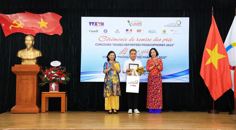 Tổng giám đốc TTXVN Vũ Việt Trang (bìa phải) và Quyền Trưởng đại diện Tổ chức quốc tế Pháp ngữ khu vực Châu Á-Thái Bình Dương Trần Thị Mai Yến trao giải Nhất cho thí sinh Hồ Ngọc Vĩnh Nguyên. (Ảnh: Tuấn Anh/TTXVN)