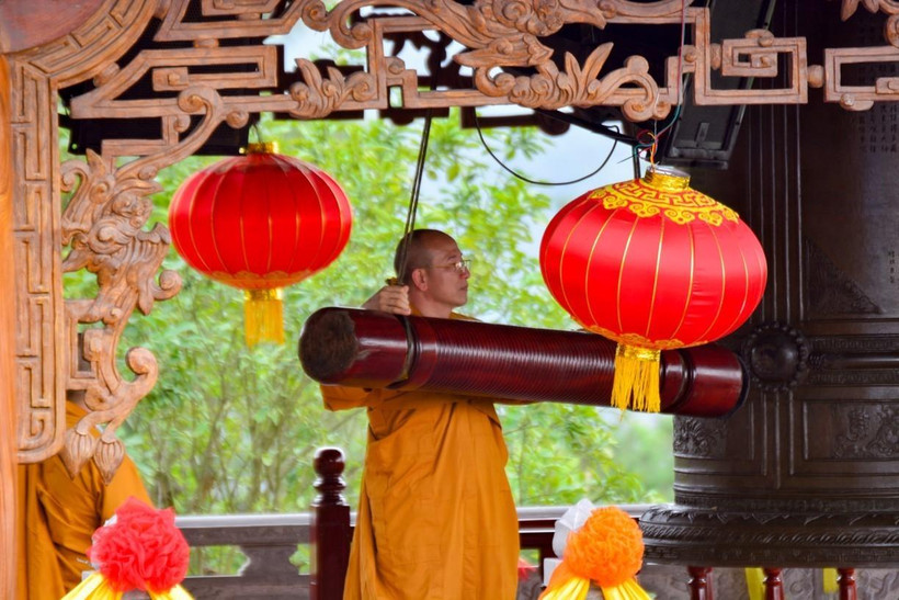 Đánh chuông khai Hội Xuân chùa Ba Vàng (Quảng Ninh). (Ảnh: TTXVN)