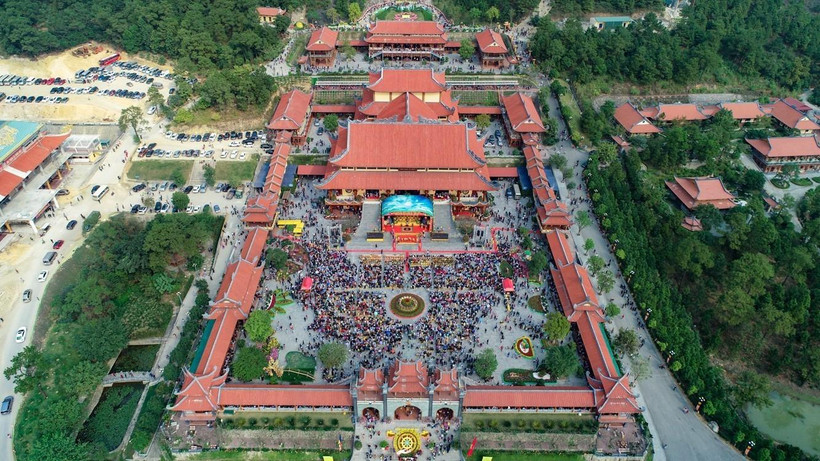 Chùa Ba Vàng tọa lạc trên lưng chừng núi Thành Đẳng, thuộc Phường Quang Trung (thành phố Uông Bí, Quảng Ninh). (Ảnh: TTXVN)