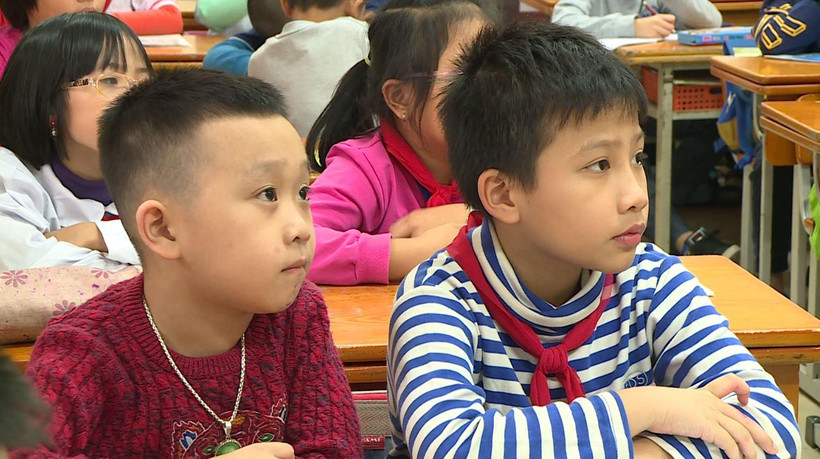 Trong năm 2019, ngành giáo dục sẽ đặc biệt chú trọng bồi dưỡng giáo viên và viết sách giáo khoa lớp một. (Ảnh: PM/Vietnam+)