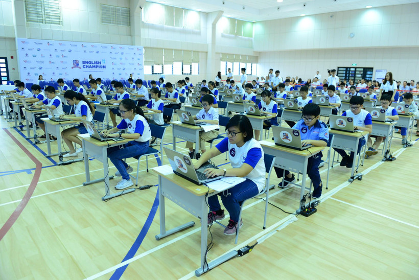 Thí sinh tham gia đấu loại trực tiếp phần thi trắc nghiệm trên máy tính. (Ảnh: PV/Vietnam+)