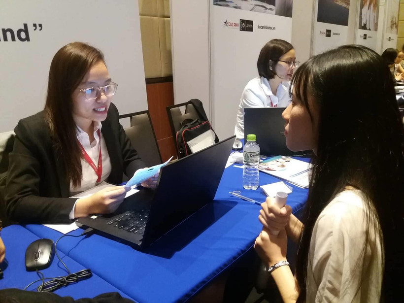 Học sinh tìm hiểu thông tin tại Triển lãm giáo dục New Zealand. (Ảnh: Phạm Mai/Vietnam+)