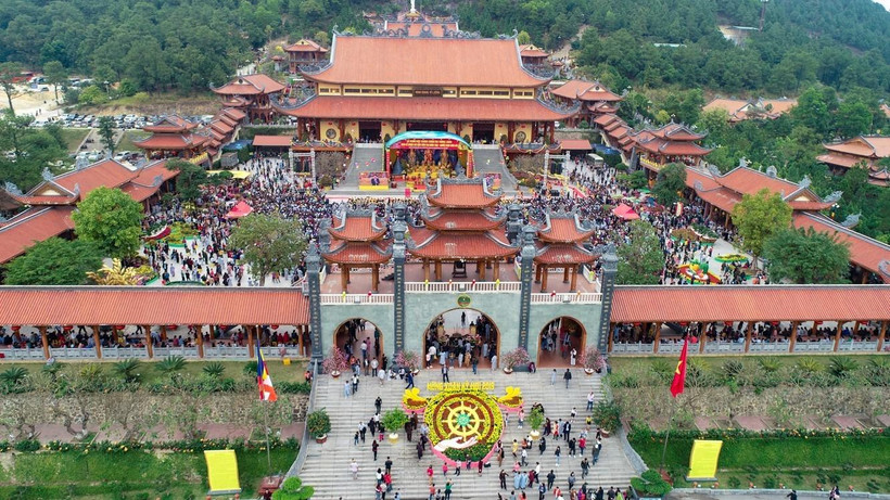 Chùa Ba Vàng tọa lạc trên lưng chừng núi Thành Đẳng, thuộc phường Quang Trung (thành phố Uông Bí, Quảng Ninh). (Ảnh: TTXVN)