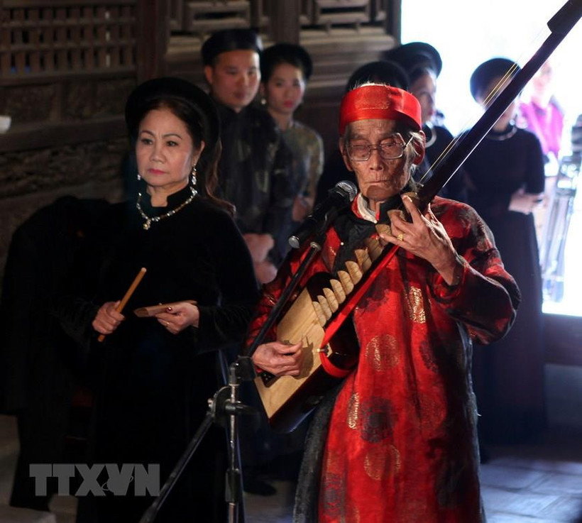 "Đệ nhất danh cầm" Nguyễn Phú Đẹ (phải) đã có nhiều đóng góp quan trọng trong việc phục hưng ca trù. (Ảnh: TTXVN)