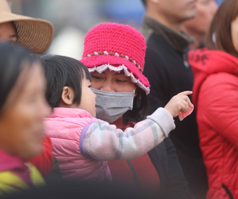 Người dân đeo khẩu trang phòng tránh virus Corona. (Ảnh minh họa: TTXVN)