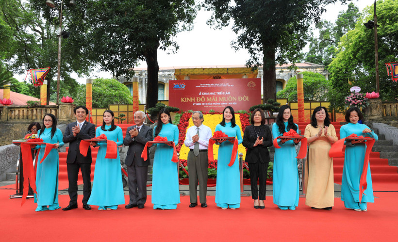 Các đại biểu cắt băng khai mạc triển lãm. (Ảnh: Thanh Tùng/TTXVN)