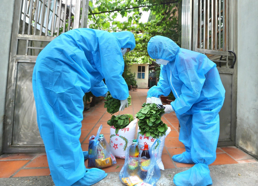 Mọi lương thực, thực phẩm hỗ trợ đều được đội vận chuyển đưa đến từng hộ dân trong khu vực phong tỏa. (Ảnh: Hoàng Hiếu/TTXVN)