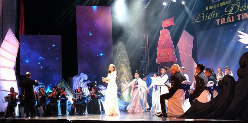 Chương trình nghệ thuật nhằm khơi dậy lòng tự hào dân tộc, tình yêu quê hương, yêu đất nước. (Ảnh: Minh Thu/Vietnam+)