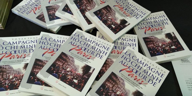 Bản tiếng Pháp của cuốn sách “Chiến dịch Hồ Chí Minh giữa lòng Paris” ra mắt ngày 17/12 tại Hà Nội. (Ảnh: Minh Thu/Vietnam+)