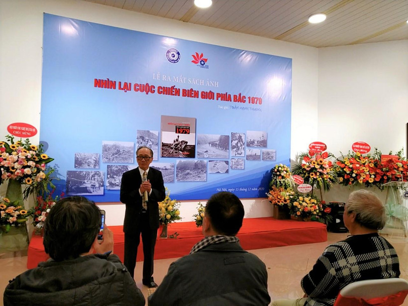 Nhà báo, nhiếp ảnh gia Trần Mạnh Thường kể lại thời điểm khi ông chụp những bức ảnh về cuộc chiến biên giới phía Bắc 1979. (Ảnh: Minh Thu/Vietnam+)